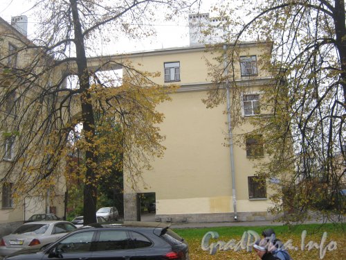 Пр. Стачек, дом 35. Правая часть фасада. Фото 5 октября 2012 г.