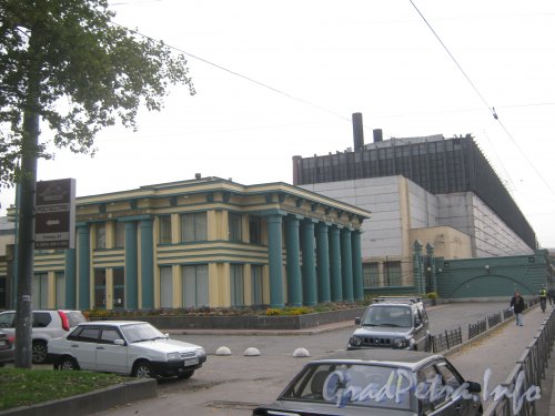 Пр. Стачек, дом 47, литера БД (на переднем плане) и литера А (за ним). Общий вид. Фото 5 октября 2012 г.