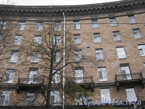 Пр. Стачек, дом 57. Фрагмент фасада. Фото 5 октября 2012 г.