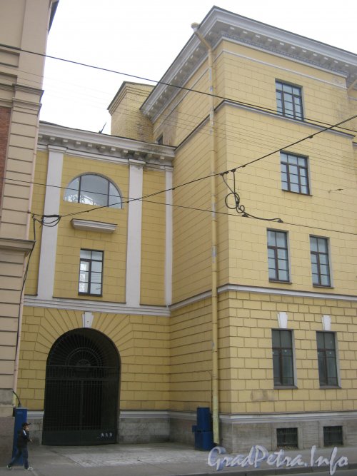 Старо-Петергофский проспект, дом 2. Фрагмент фасада. Вид со Старо-Петергофского проспекта. Фото 19 октября 2012 г.
