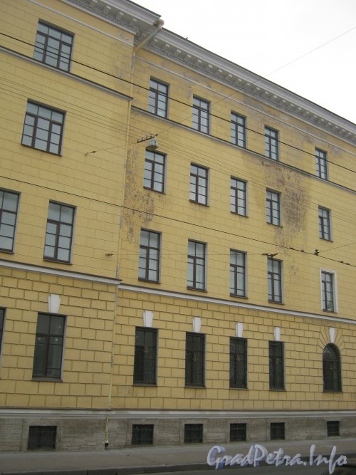 Старо-Петергофский проспект, дом 2. Фрагмент фасада. Вид со Старо-Петергофского проспекта. Фото 19 октября 2012 г.