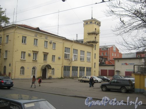 Старо-Петергофский проспект, дом 24. Общий вид со Старо-Петергофского проспекта. Фото 19 октября 2012 г.