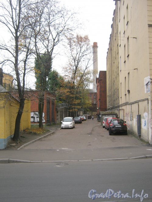 Старо-Петергофский проспект, дом 28 (справа) и проезд от Старо-Петергофского проспекта в сторону дома 26. Фото 19 октября 2012 г.