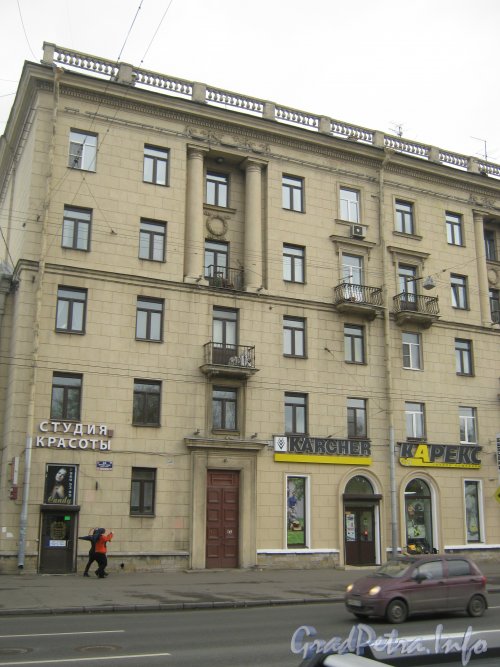 Пр. Стачек, дом 46. Фрагмент фасада. Фото 19 октября 2012 г.