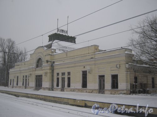 Загородный пр., дом 52, литера Р. Общий вид здания со 2-й пригородной платформы. Фото 11 декабря 2012 г.