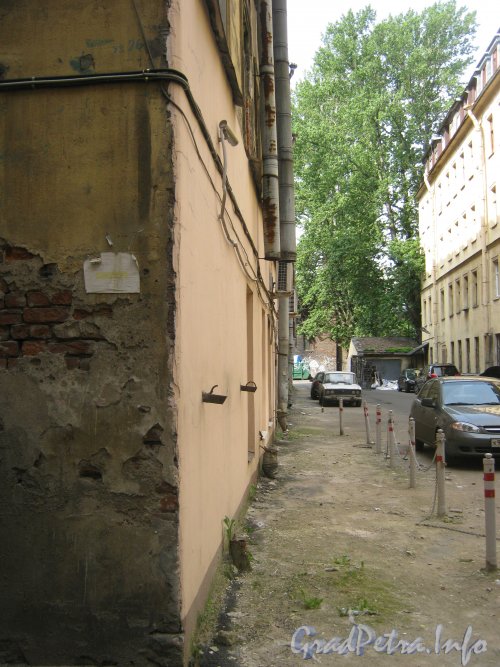 Каменноостровский пр., дом 26-28, литера В (слева). Угол дома. Фото 7 июля 2012 г.