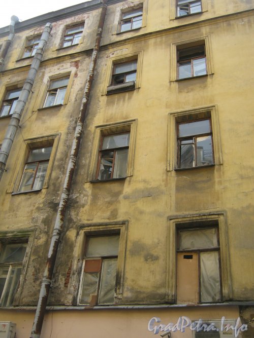 Каменноостровский пр., дом 24, литера Б. 1 двор. Фрагмент здания. Фото 7 июля 2012 г.