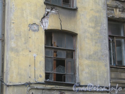 Каменноостровский пр., дом 24, литера Б. Фрагмент здания. Вид со стороны дома 24 литера В. Фото 7 июля 2012 г.