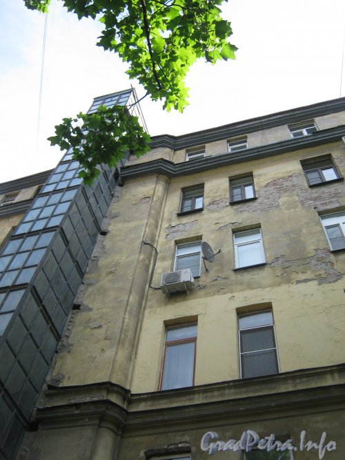Каменноостровский пр., дом 24, литера В. Фрагмент здания. Фото 7 июля 2012 г.