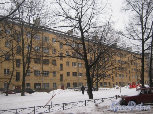 Пр. Стачек, дом 92, корпус 1. Общий вид со стороны дома 92 корпус 2. Фото 28 декабря 2012 г.
