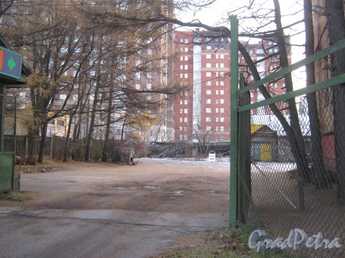 Пр. Энгельса, дом 107. Въезд с пр. Энгельса на территорию здания. Общий вид. Фото 10 ноября 2012 г.