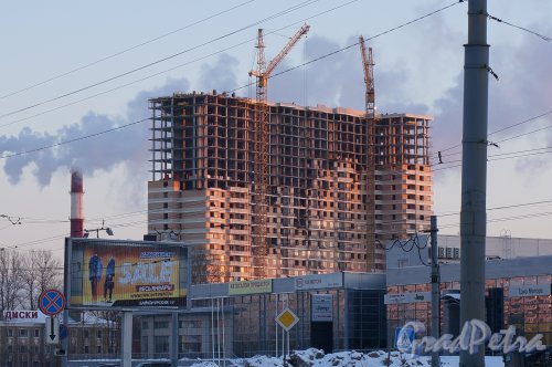 Богатырский пр., дом 12. Строительство жилого дома. Вид со стороны начала Комендантского проспекта. Фото январь 2013 г.