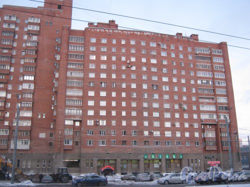 Гражданский пр., дом 118. Общий вид правой части фасада здания. Фото 24 января 2013 г.