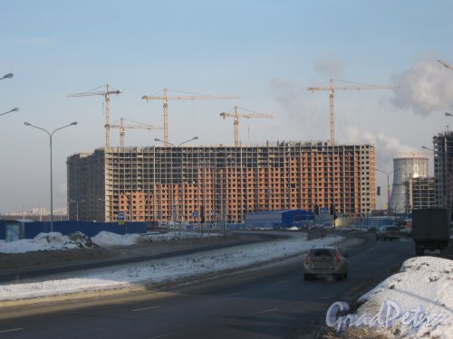 Общий вид строящегося здания ЖК «Ленинский Парк» с ул. Маршала Захарова. Фото 28 января 2013 г.
