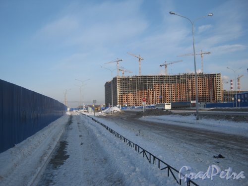 Общий вид строящегося здания ЖК «Ленинский Парк» с пр. Героев и перспектива пр. Героев в сторону Финского залива. Фото 28 января 2013 г.