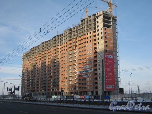 Общий вид строящегося здания ЖК «Ленинский Парк» со стороны дома 55 корпус 1. Фото 28 января 2013 г.