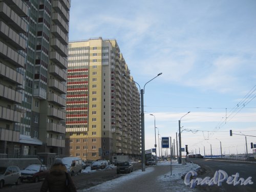 Ленинский проспект. Строительство жилого дома на пересечении с проспектом Героев (на заднем плане слева). Вид от дома 55 корпус 2 литера А (слева на переднем плане). Фото 28 января 2013 г.