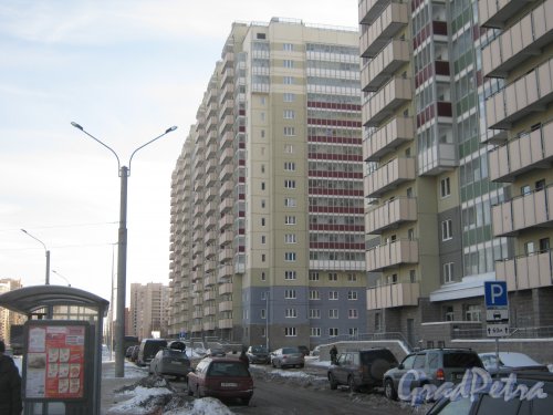Ленинский пр., дом 57, корпус 1, литера А (в центре Фото). Вид от дома 55 корпус 2 литера А (справа). Фото 28 января 2013 г.