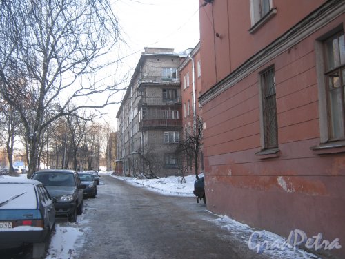 Лесной пр., дом 77 (справа) и проезд параллельно 1-Муринскому пр. вдоль фасада домов от Лесного пр. в сторону ул. Харченко. Фото 5 февраля 2013 г.