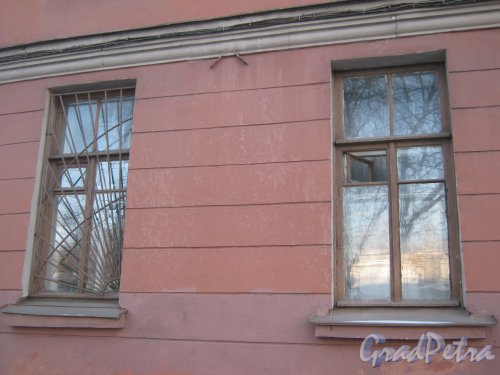 Лесной пр., дом 77. Фрагмент фасада со стороны 1-Муринского пр. Фото 5 февраля 2013 г.