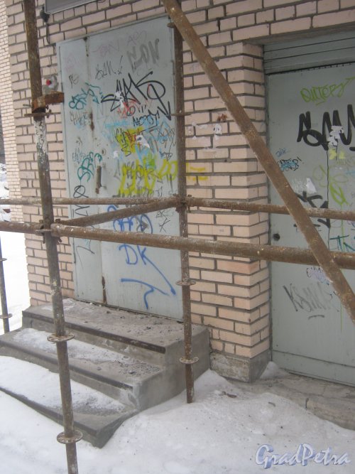 Тихорецкий пр., дом 3, литера Д. Фрагмент ремонтируемого здания. Фото 17 февраля 2013 г.