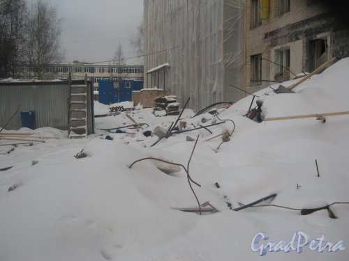 Тихорецкий пр., дом 3, литера Д. Фрагмент ремонтируемого здания. Фото 17 февраля 2013 г.