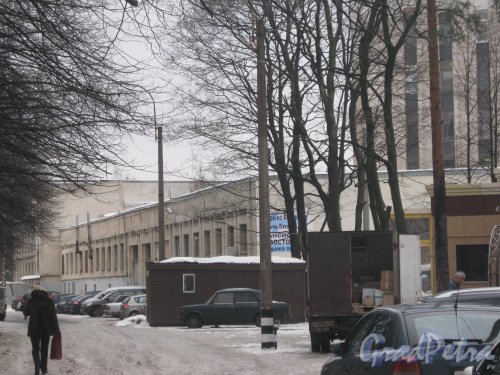 Тихорецкий пр., дом 4 (справа) и проезд вдоль него от Политехнической ул. в сторону пр. Раевского. Фото 8 февраля 2013 г.
