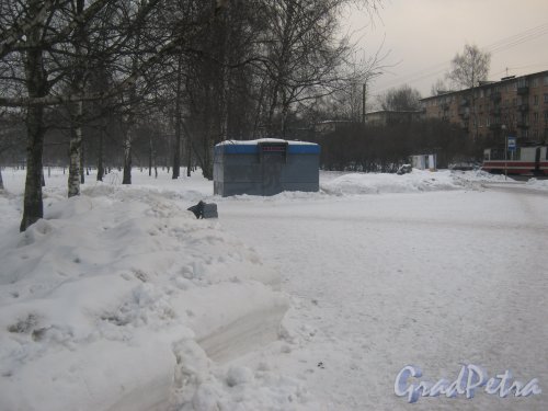 Пр. Науки, дом 2а. Общий вид туалета с Тихорецкого пр. Фото 17 февраля 2013 г.