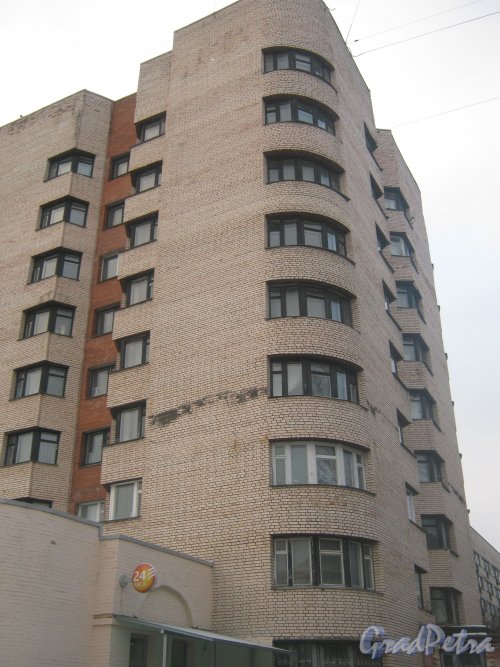 Пр. Науки, дом 15, корпус 1. Фрагмент здания со стороны фасада. Фото 17 февраля 2013 г.