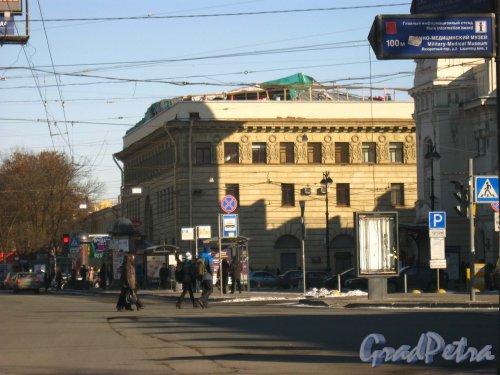 Загородный проспект, дом 52А. Начало реконструкции крыши здания метро «Пушкинская». Фото 2 марта 2013 года