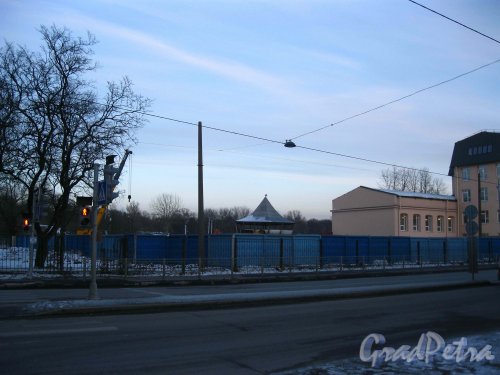 Участок, на котором находились здания по адресу: проспект КИМа, дом 1, лит. Д и лит. Е.  Вид со стороны улицы Одоевского.Фото 2 марта 2013 г.