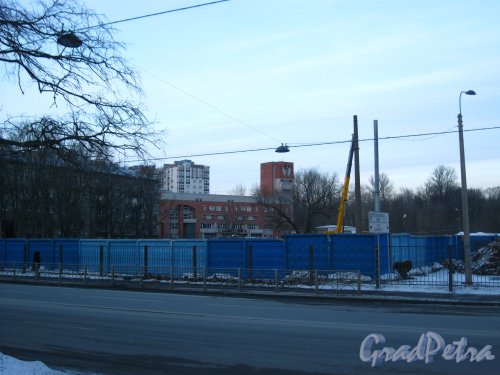 Участок, на котором находились здания по адресу: проспект КИМа, дом 1, лит. Д и лит. Е. Вид со стороны проспекта КИМа. Фото 2 марта 2013 г.