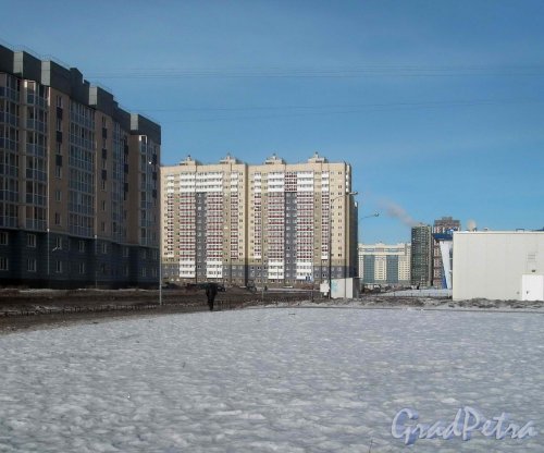 Ленинский проспект, дом 57, корпус 2. Слева виден фасад дома 18, корпус 1 по улице Маршала Захарова. Фото 3 марта 2013 г.