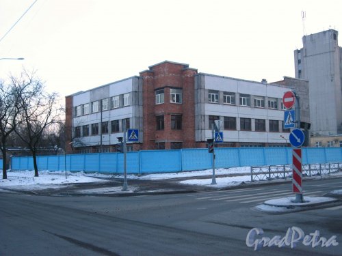 Проспект КИМа, дом 2. Угловое здание на перекрестке проспекта КИМа и улицы Одоевского. Фото 3 марта 2013 г.