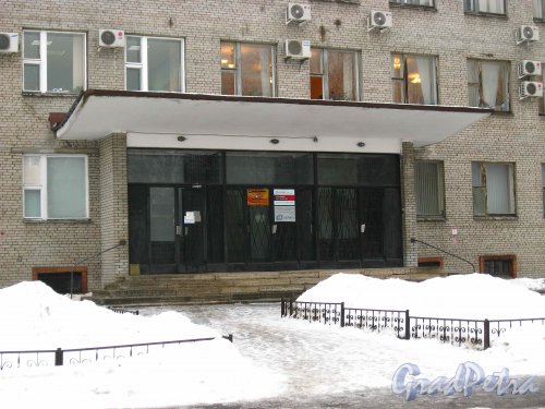 Проспект Юрия Гагарина, дом 65. Вход в правую части здания. Фото 8 февраля 2013 г.