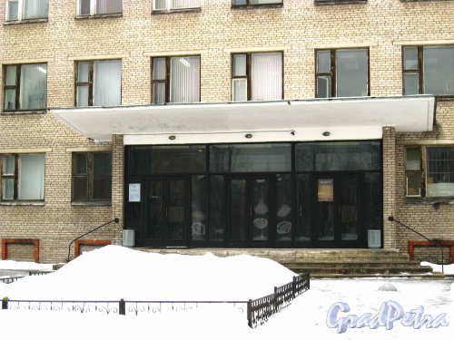 Проспект Юрия Гагарина, дом 65. Вход в левую часть здания. Фото 8 февраля 2013 г.