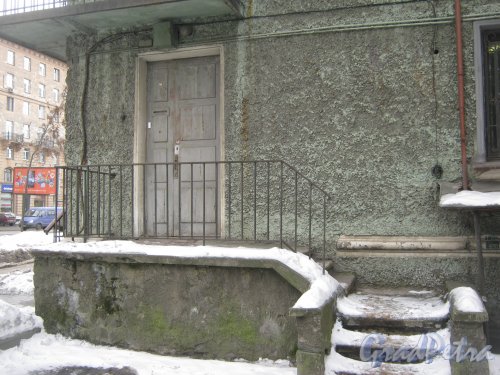 Пр. Энгельса, дом 18. Общий вид со стороны двора. Фото 26 февраля 2013 г.