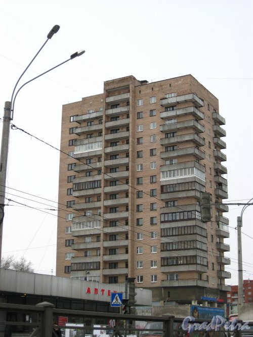 Ленинский проспект, дом 131. 16-этажная часть здания. Фото 11 марта 2013 года.