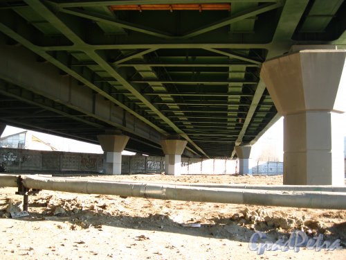 Мост в створе Витебского проспекта над промышленной зоной и рекой Волковкой. Фото 22 марта 2013 года.