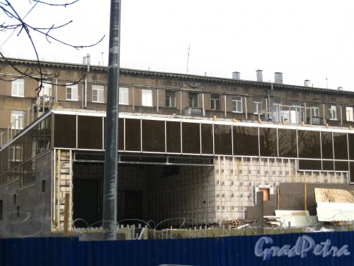 Пр. Юрия Гагарина, дом 7. Северная часть стилобата жилого комплекса «Космос» со стороны Благодатной улицы . Фото 23 марта 2013 г.