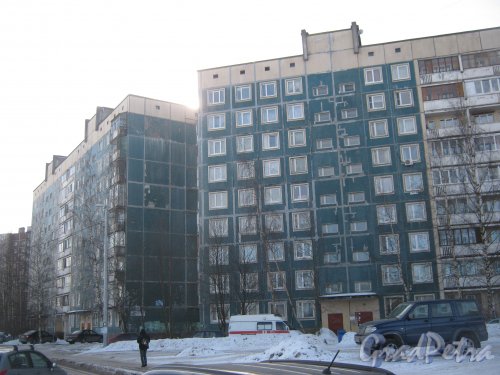 Суздальский пр, дом 9. Общий вид с Суздальского пр. на фрагмент здания. Фото 16 марта 2013 г.