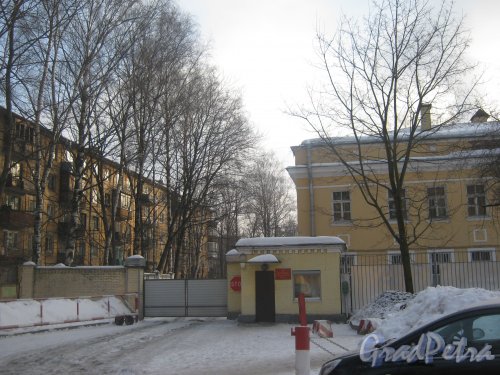 Тихорецкий пр., дом 3, литера АГ (справа). Фрагмент фасада и ворота в/ч со стороны дома 7 корпус 6. Фото 17 февраля 2013 г.