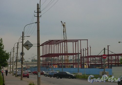 Малоохтинский пр., д. 61. Начальный этап строительства. Фото июль 2004 г.