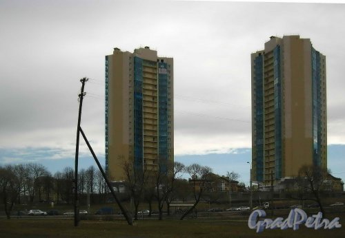 Проспект Маршала Жукова, дом 48, корпус 1. Вид со стороны Полежаевского парка и Петергофского шоссе. Фото 16 апреля 2013 г.