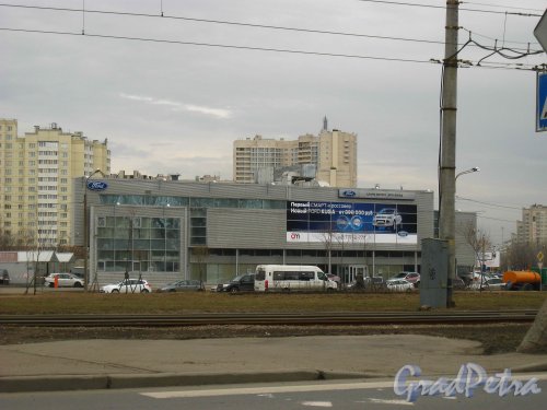 Проспект Маршала Жукова, дом 51. Здание прокатной компании «Аларм-Рент». Вид со стороны Петергофского шоссе. Фото 16 апреля 2013 г.