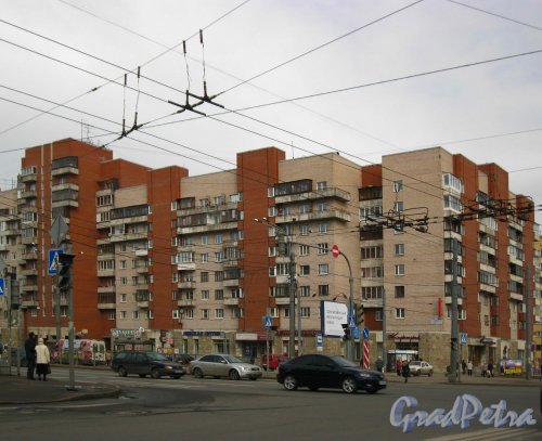 Ленинский проспект, дом 118, литера А. Угол жилого дома со стороны улицы Зины Портновой. Фото 16 апреля 2013 г.