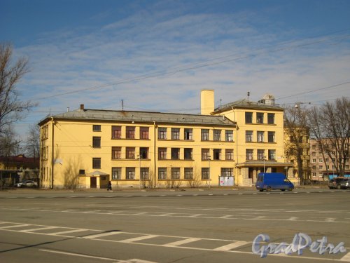 Пр. Стачек, дом 5. Вид от Кировской площади. Фото 22 апреля 2013 г.