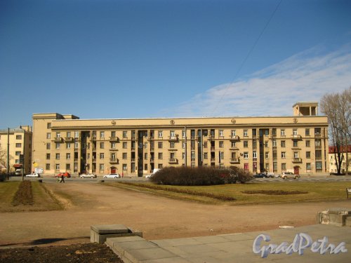 Пр. Стачек, дом 9. Вид от Кировской площади. Фото 22 апреля 2013 г.