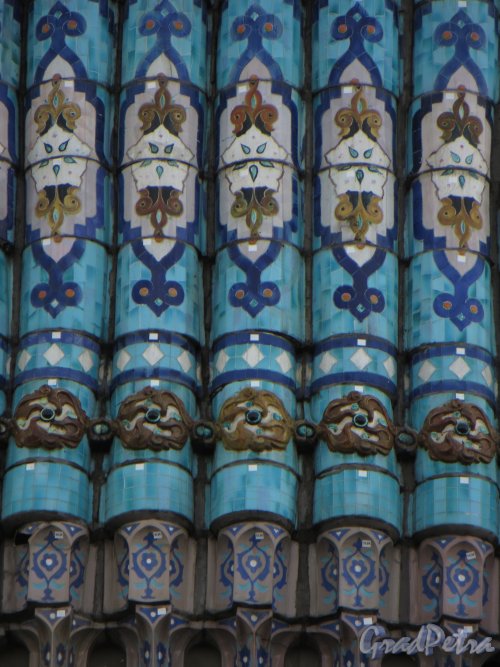 Кронверкский пр., дом 7. Фрагмент майолики купола Соборной мечети. Фото 30 апреля 2013 г.