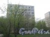 Пр. Большевиков, дом 13, корпус 3. Фрагмент здания со стороны дома 13 корпус 1. Фото 13 мая 2013 г.